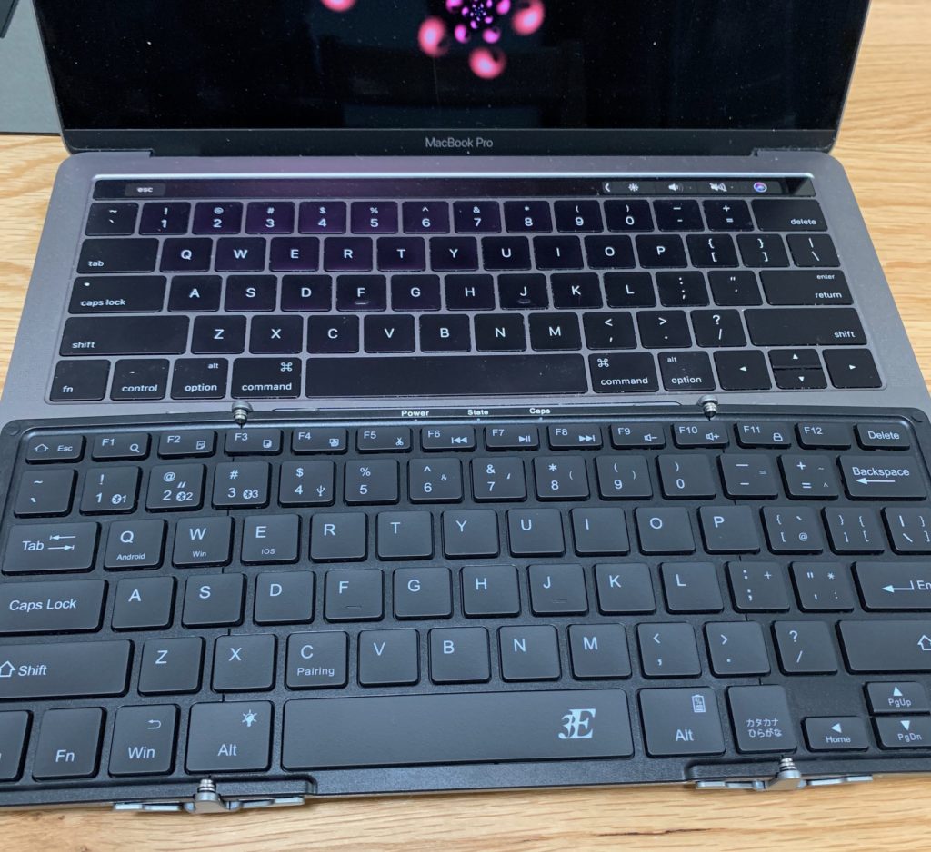 開いた状態の3E-BKY9とMacBook Proのキーボード比較