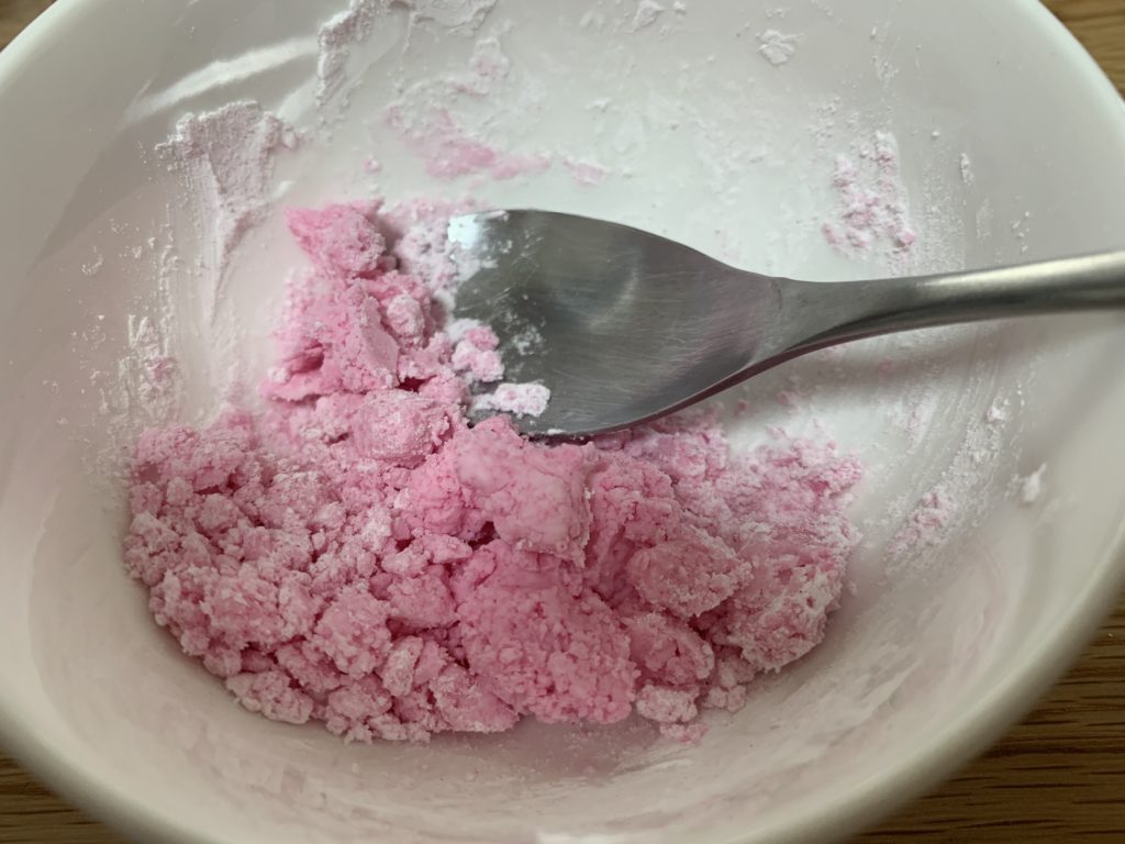 タピオカ粉にピンクの着色料を混ぜたところ
